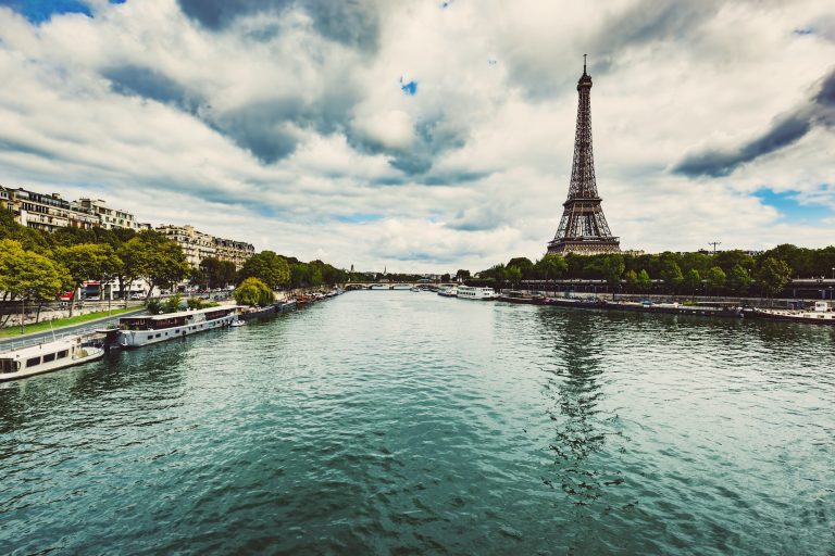Quels sont les avantages de louer une péniche pour traverser la Seine ?